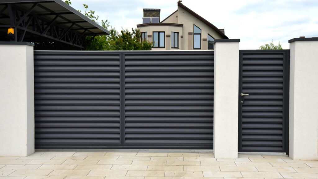 Pourquoi faire installer un portail sur mesure à Louviers ?