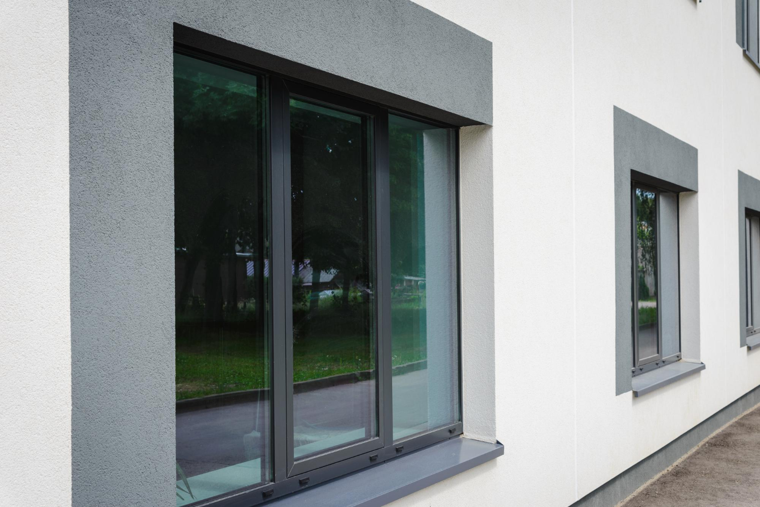 Des fenetres alu sont installées sur une maison por moderniser l'ensemble.